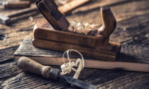 Il taglio a mano con un seghetto o una sega manuale è utilizzato per tagliare pezzi di legno di piccole dimensioni