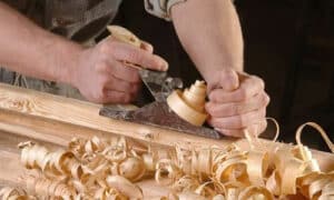 La segatura è il processo di taglio del legno per ottenere una determinata forma o dimensione